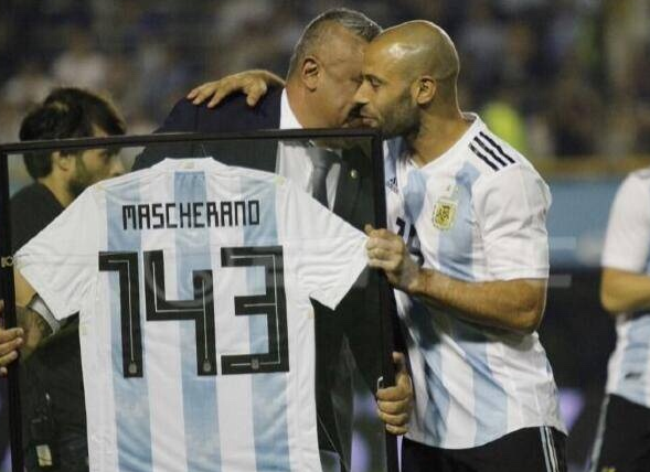  尼斯中场大师达成三百场里程碑 获定制纪念球衣  