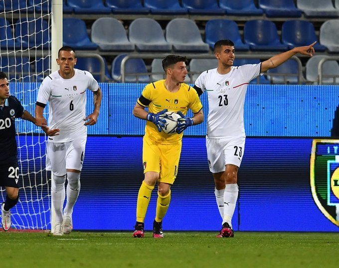  曼城创纪录连胜剑指冠军奖杯  